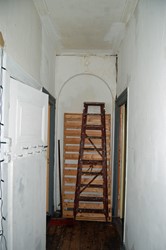 <p>Overzicht van de gang op de verdieping in de richting van het voorhuis. Ter hoogte van de voormalige achtergevel is de doorgang dichtgemetseld. </p>

